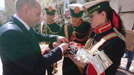 Momento en el que el alcalde, José Luis HIdalgo, impone el Escudo de Oro al banderin de la A.M. Arroquia Martínez