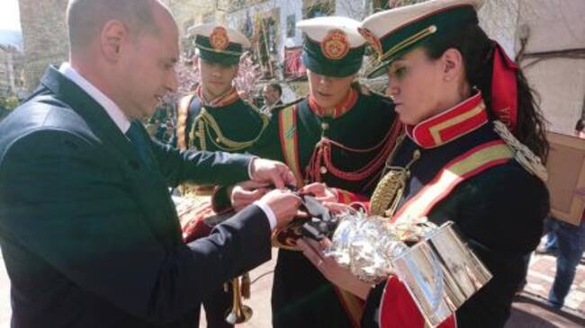 Momento en el que el alcalde, José Luis HIdalgo, impone el Escudo de Oro al banderin de la A.M. Arroquia Martínez