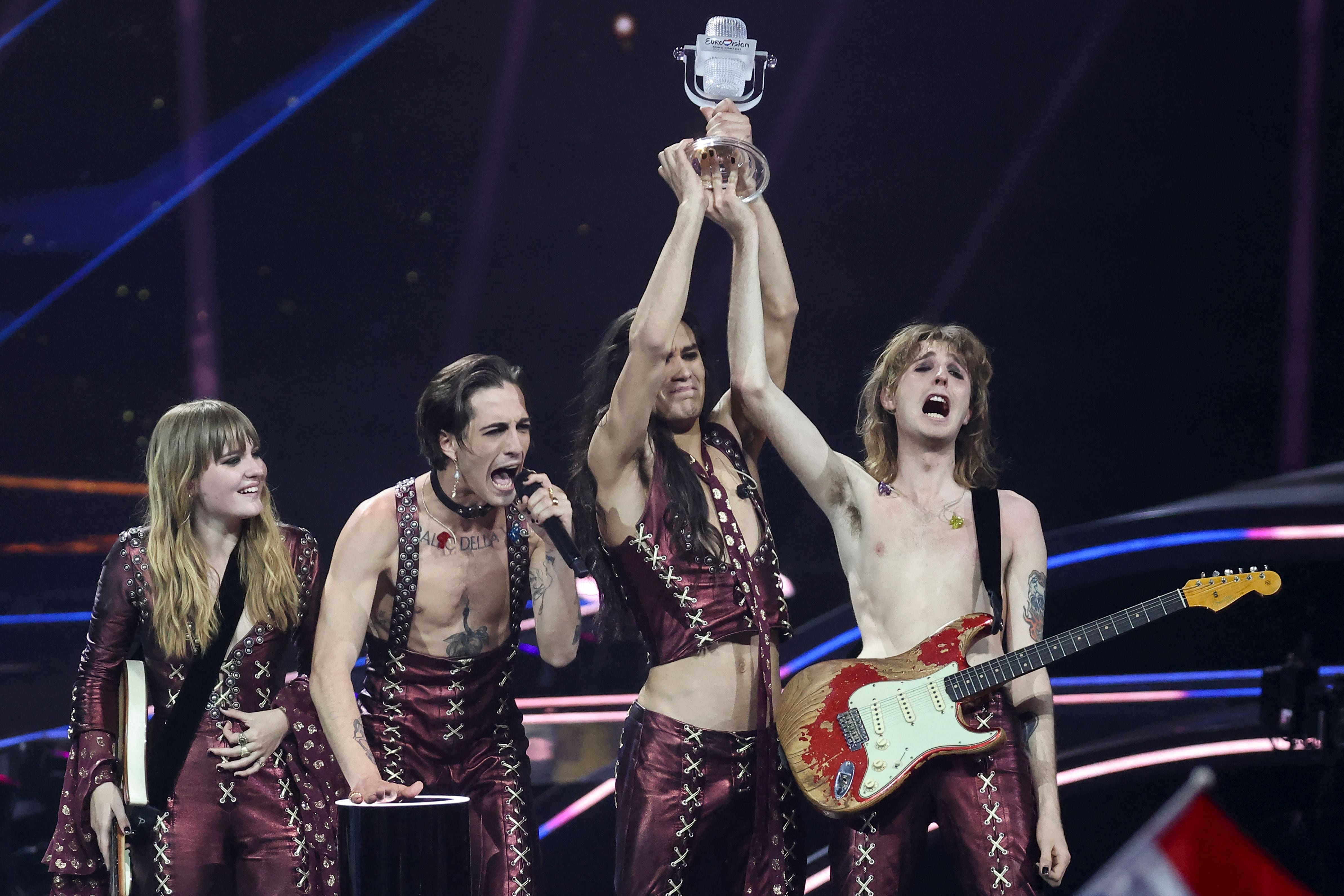 Maneskin celebrando su triunfo en el festival de Eurovisión de 2021