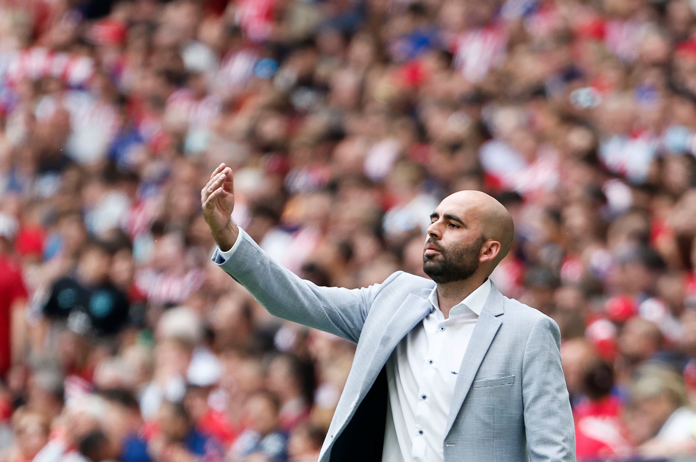 MADRID, 12/05/2024.- El entrenador del Celta, Claudio Giráldez, durante el partido de LaLiga entre el Atlético de Madrid y el Celta, este domingo en el estadio Metropolitano. EFE/ Sergio Pérez
