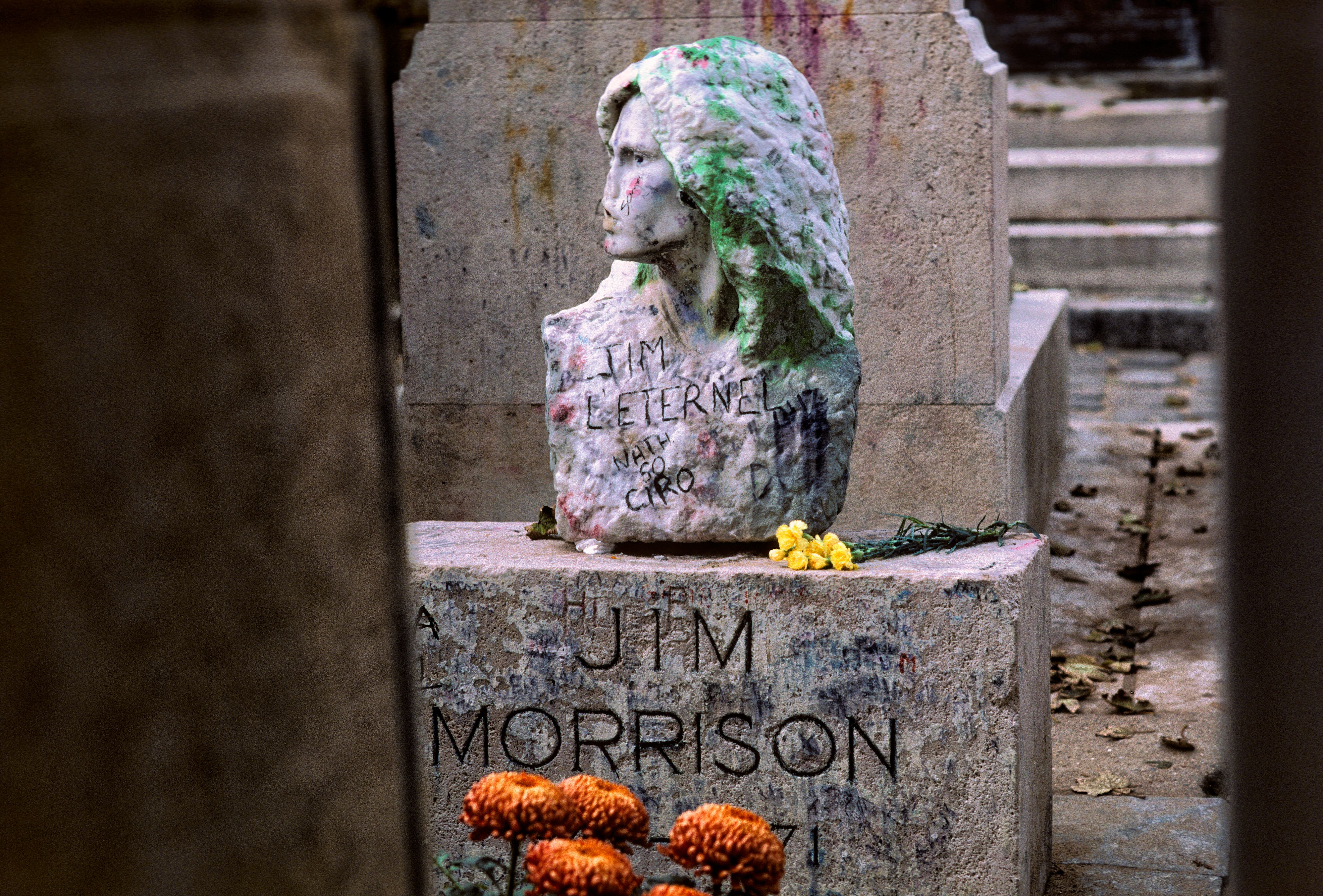 Tumba de James Douglas Morrison, conocido como Jim (1943-1971), cantante del grupo de rock estadounidense The Doors, compositor, letrista y poeta. Cementerio Pere Lachaise en París, Francia.