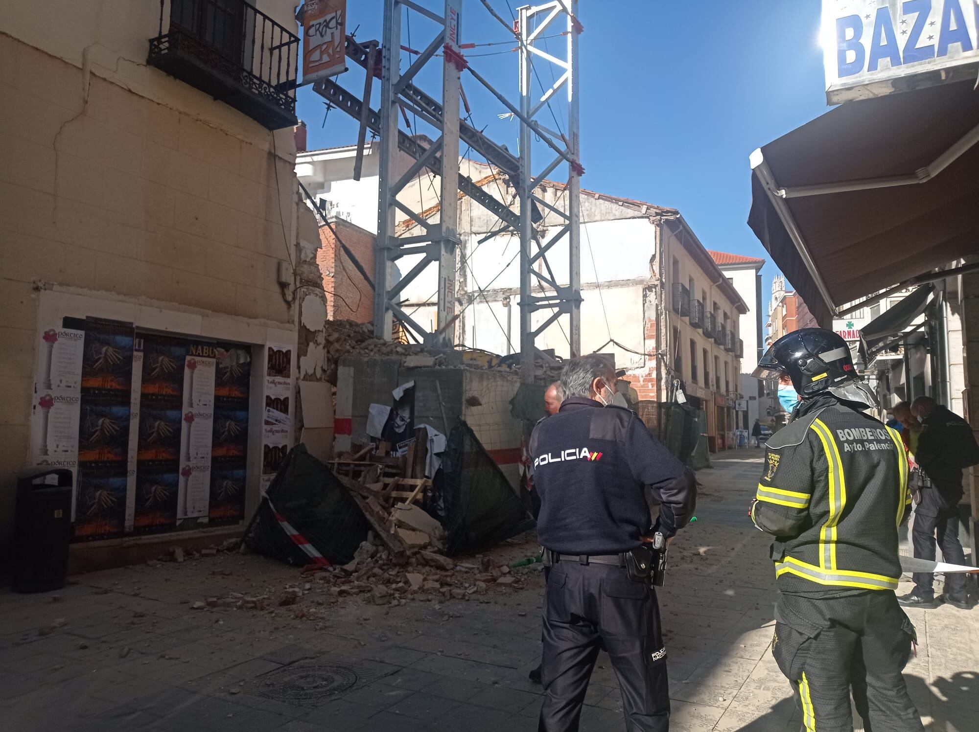 Intervención con motivo de la caída de una fachada en una céntrica calle de Palencia