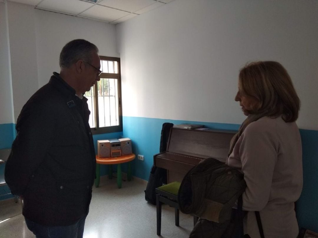 Juan Lozano (PSOE) junto a la directora de la Escuela de Música