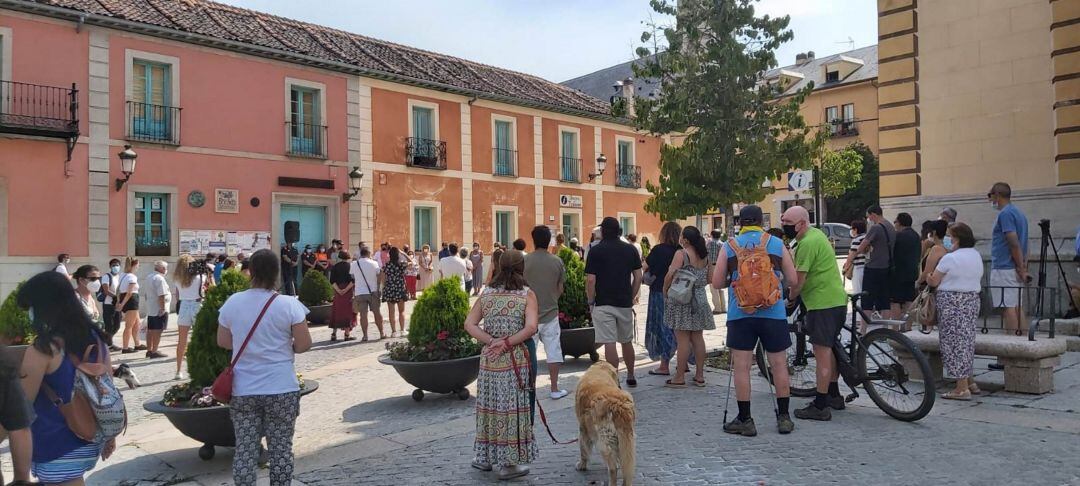 Vecinos e instituciones guardan un minuto de silencio en La Granja en recuerdo de su vecina Alina, asesinada hace un año