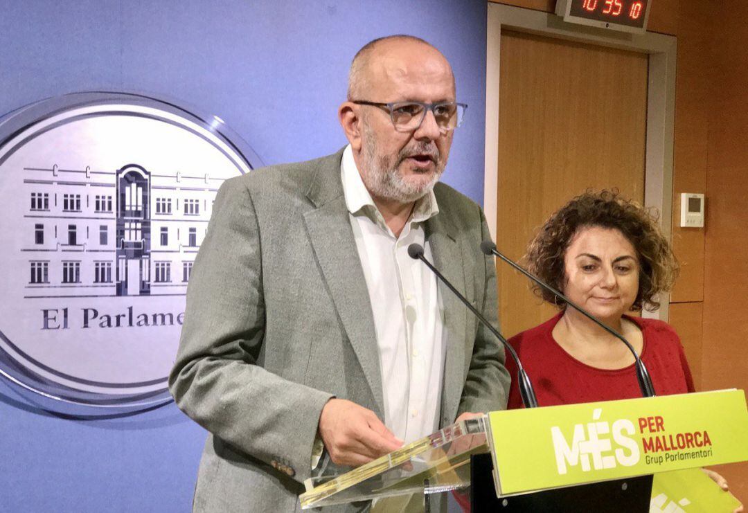 Los diputados Miquel Ensenyat y Joana Aina Campomar en el Parlament en una imagen de archivo.