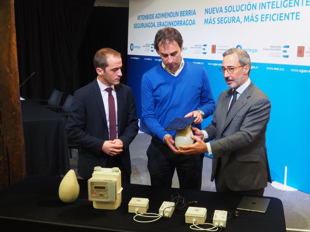 Iñaki Ansola, director general del Ente Vasco de Energía; Ekaitz Mentxaka, alcalde de Ugao-Miraballes y Javier Contreras, Consejero Delegado de Nortegas en la presentación del proyecto Bidegas