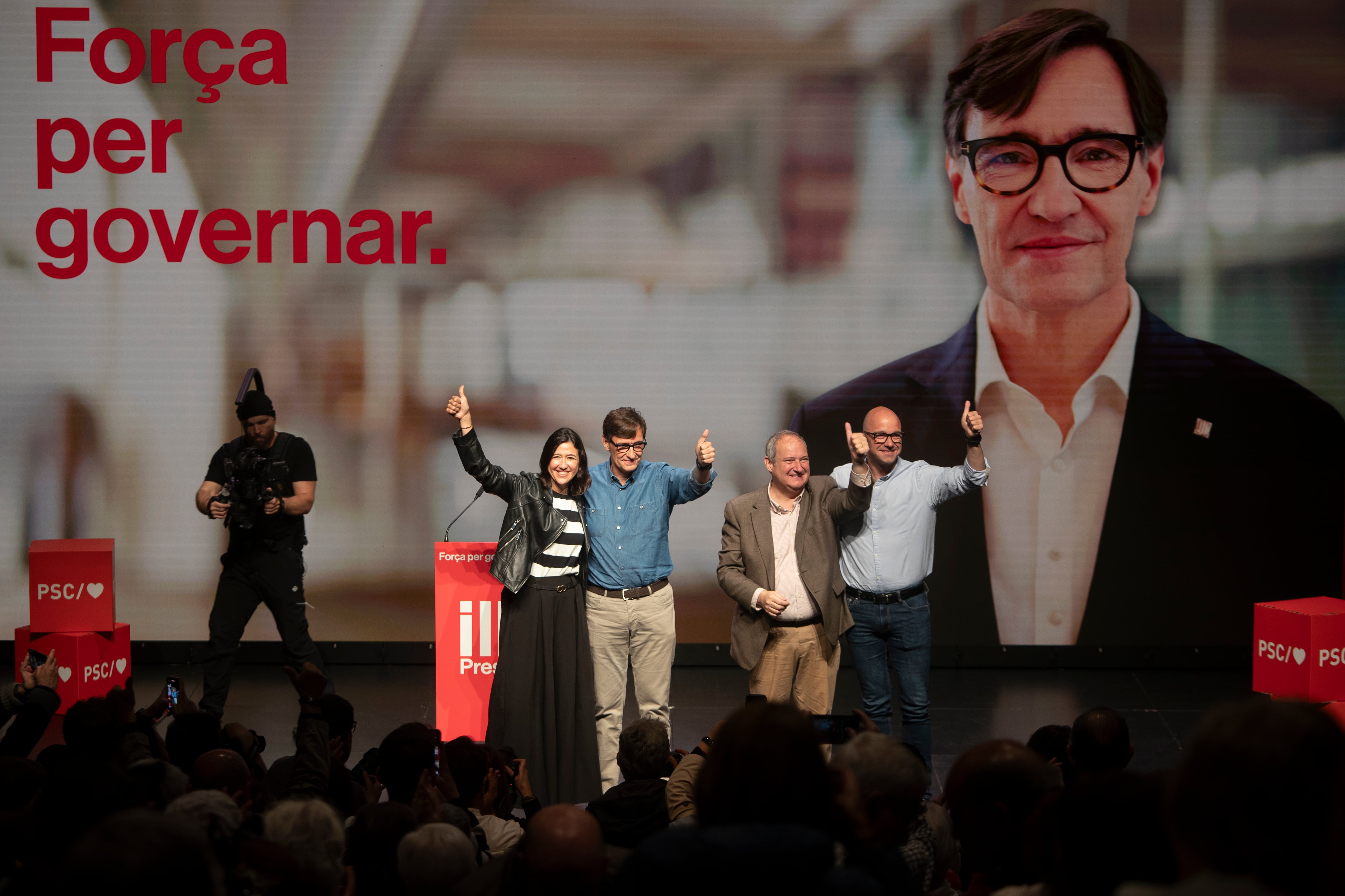 SANTA COLOMA DE GRAMANET (CATALUÑA), 28/04/2024.- El candidato del PSC Salvador Illa junto al ministro de Industria y Turismo, Jordi Hereu, (2d) y la alcaldesa Nuria Parlon (i) en el acto de campaña electoral en el que han intervenido el ministro de Industria y Turismo, Jordi Hereu y la alcaldesa Nuria Parlon. EFE/Marta Pérez
