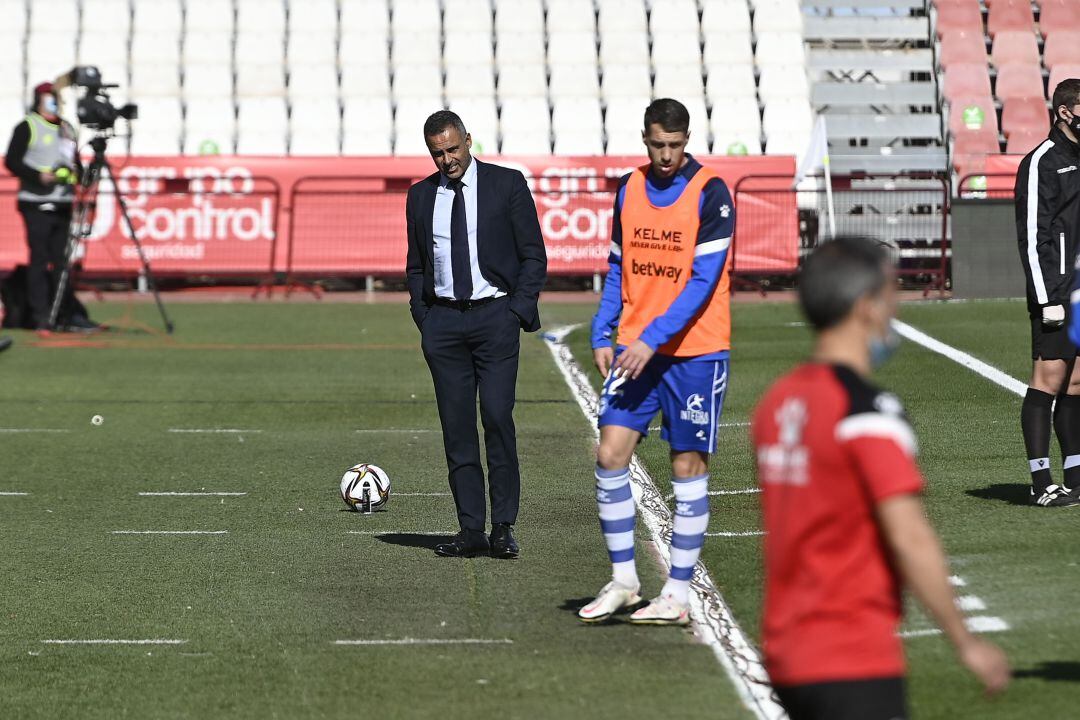 José Gomes atento en la banda del Mediterráneo.