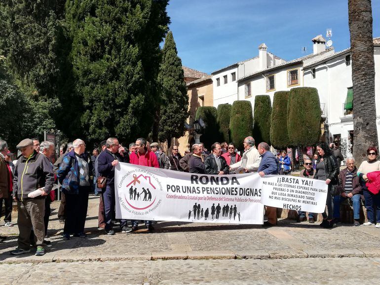 La plataforma ha congregado a una treintena de personas cada lunes en la plaza Duquesa de Parcent
