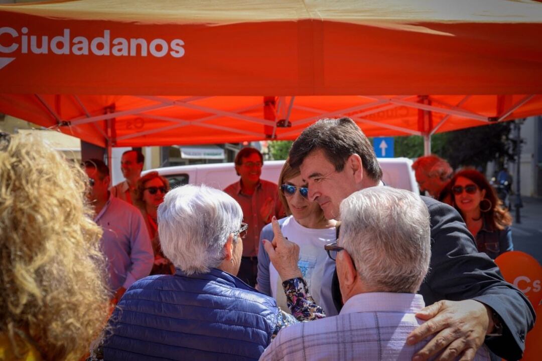 El candidato de Ciudadanos, Fernando Giner, en un acto de campaña