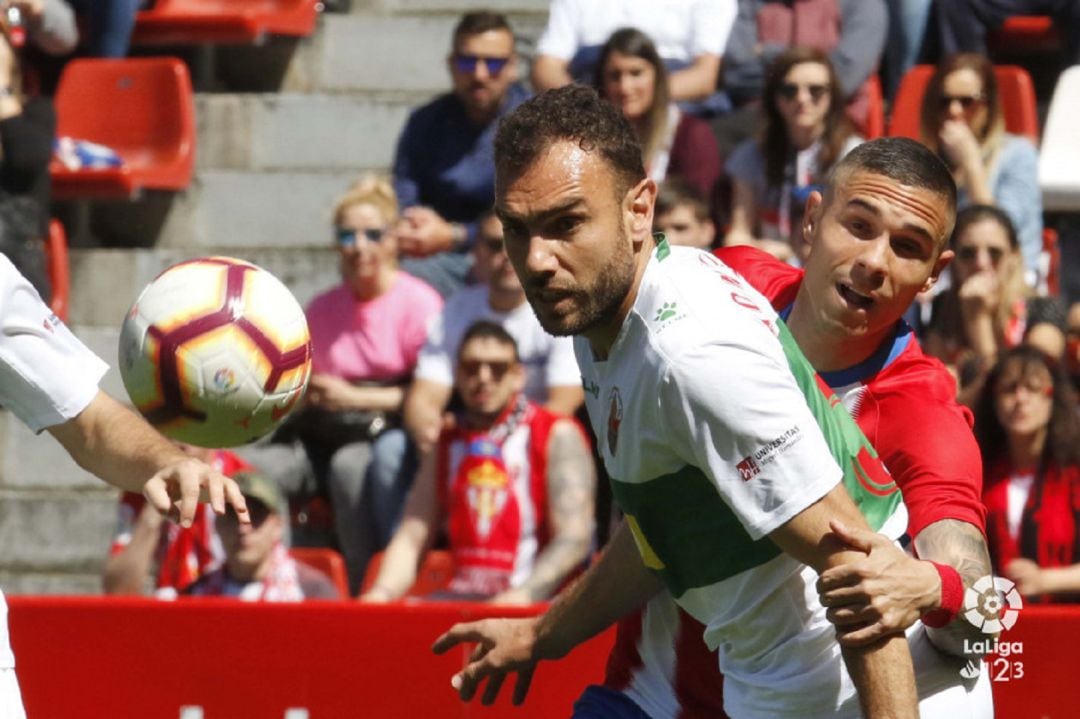 Djurdjevic disputa un balón durante el partido con el Elche.