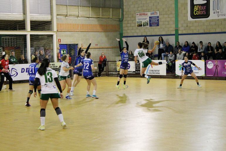 Una jugadora del Mustang lanza a portería en un partido en el Pabellón de Carrús de Elche