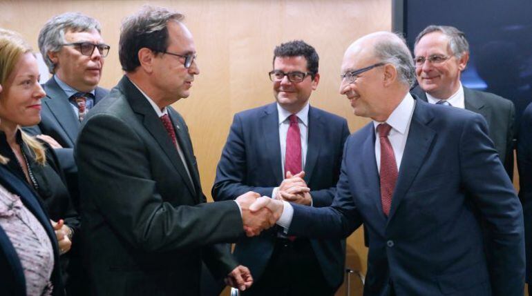 Foto de archivo Soler y Montoro se saludan 