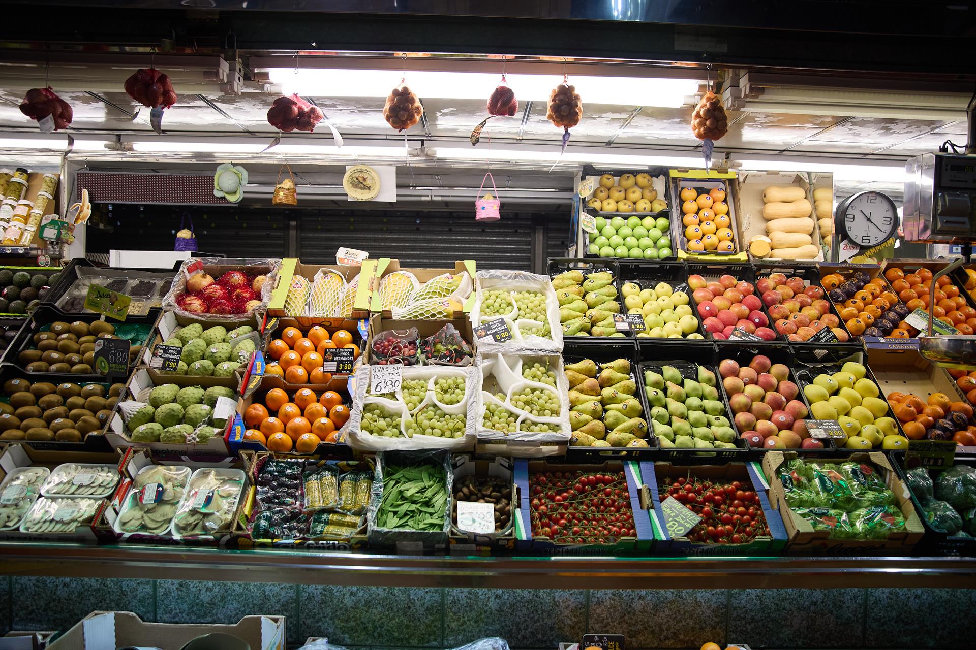 Expositor de una frutería en un mercado.