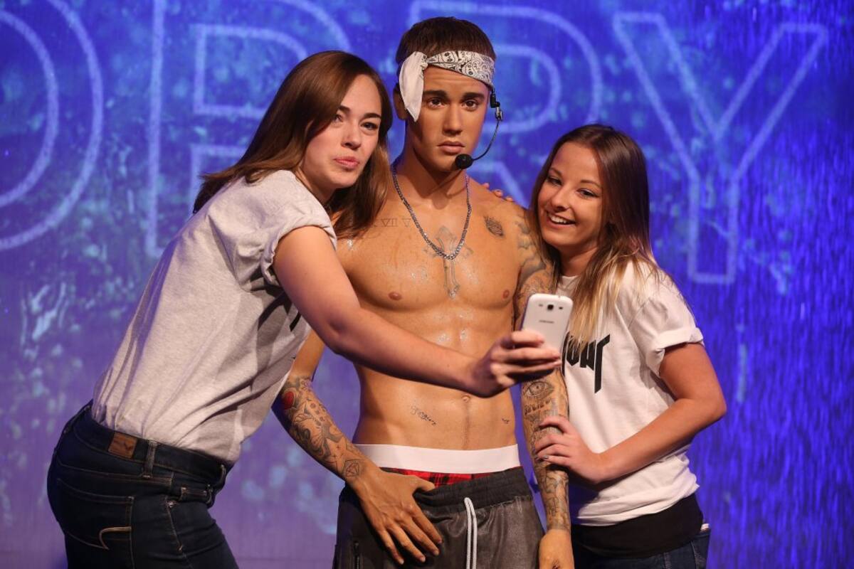 La figura de cera sirve también para los selfies de las admiradoras.