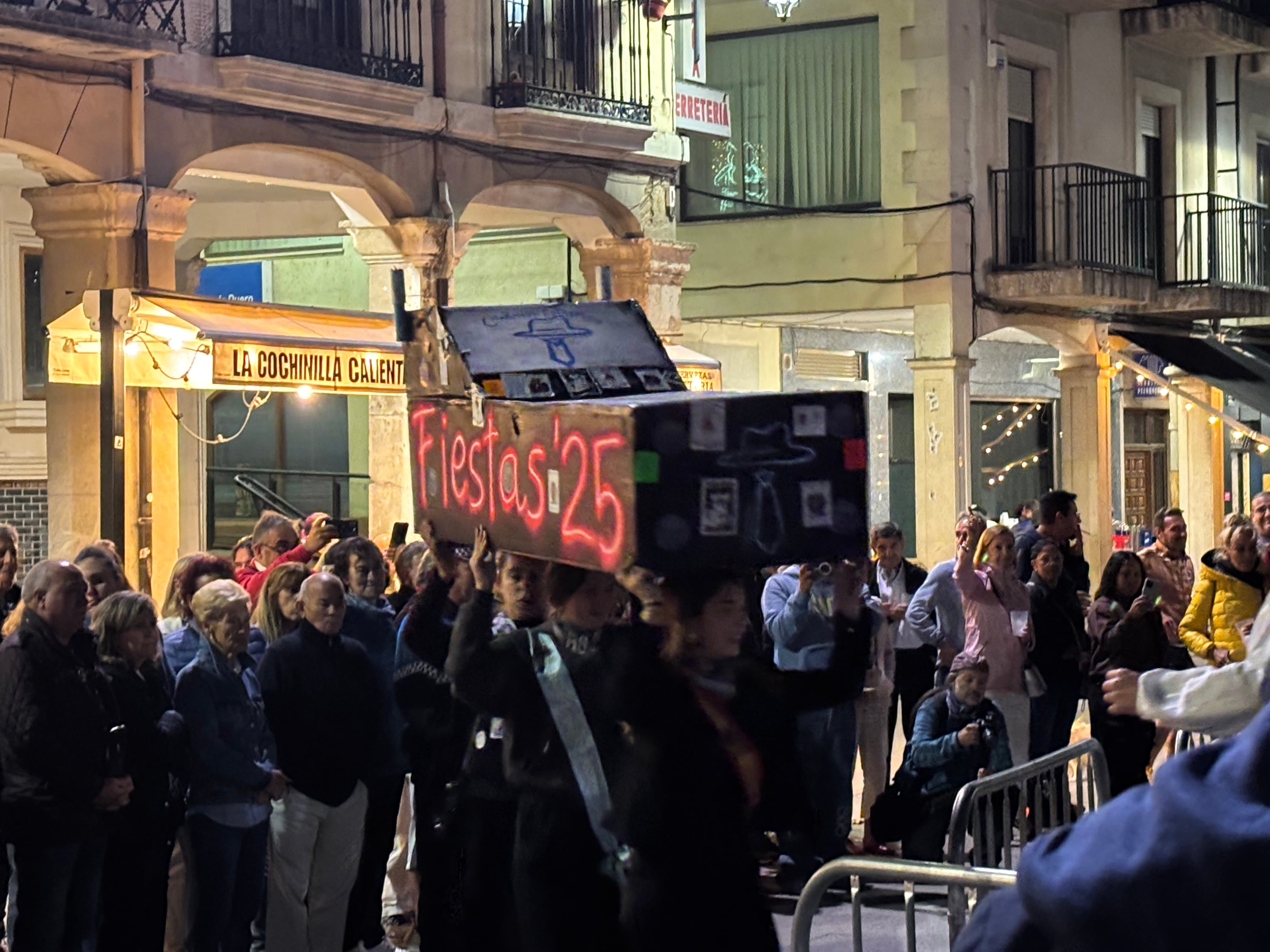 La Reina y Damas de las fiestas, con el ataúd antes de su quema