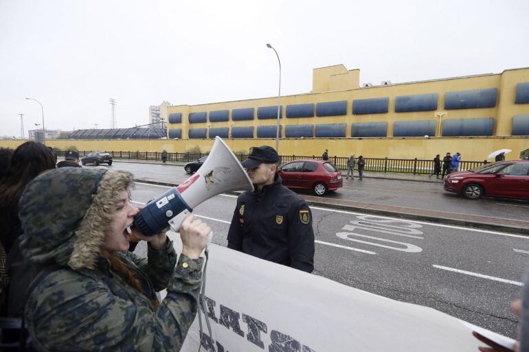 GR111. MADRID, 22-10-2016.- Varios centenares de personas se han manifestado hoy a las puertas del Centro de Internamiento de Extranjeros (CIE) de Aluche (Madrid) para pedir su cierre y apoyar a los internos que se encuentran en su interior y que, según S