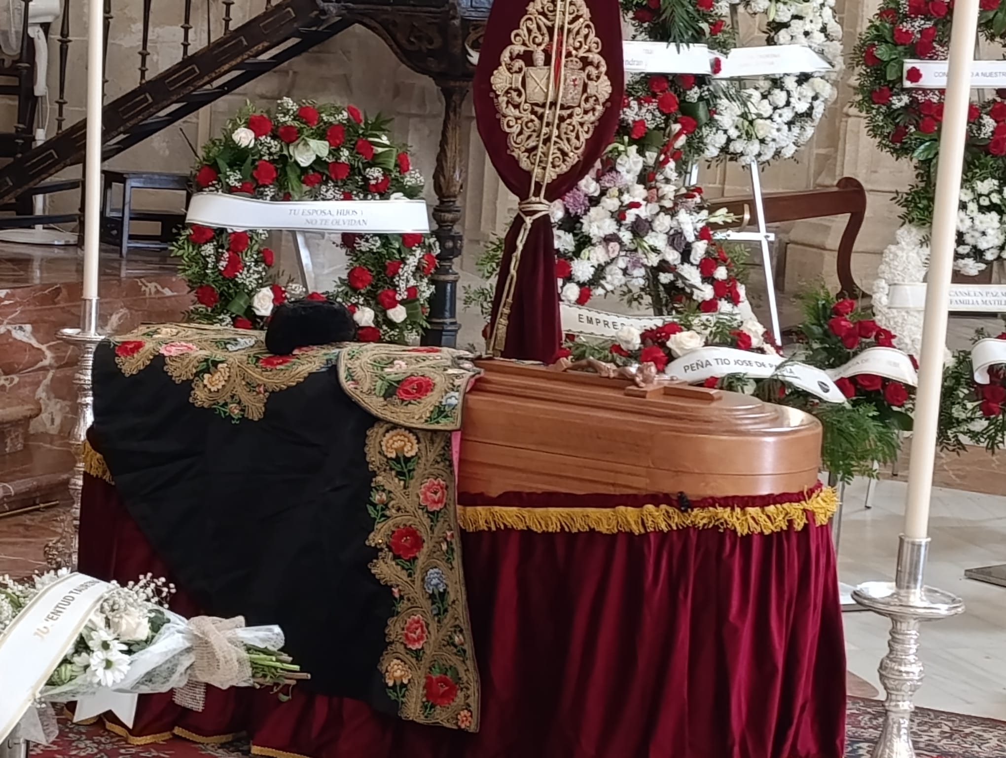 Un capote cubre el féretro de Rafael de Paula