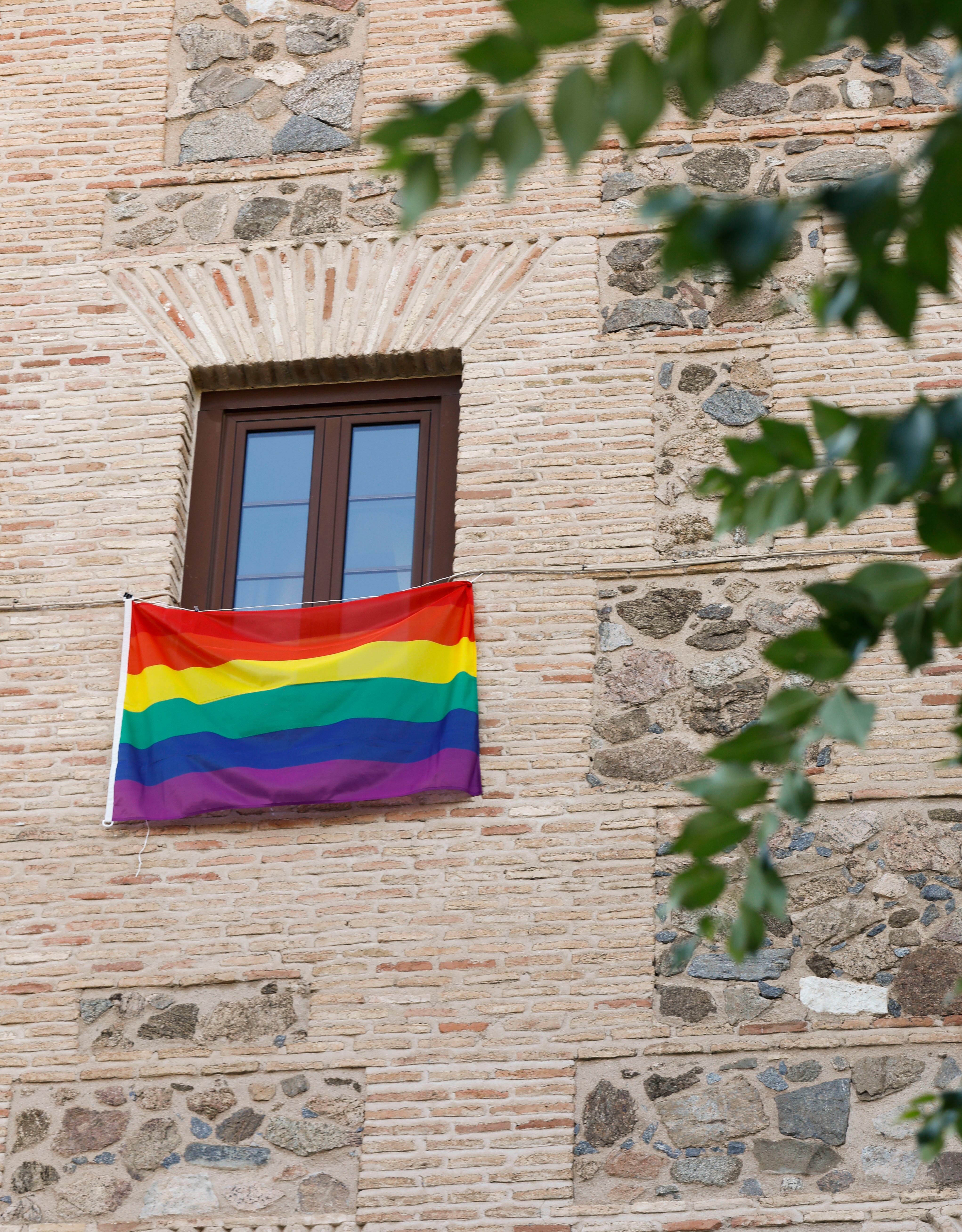 Bandera colgada en las Cortes de Castilla-La Mancha por el Día del Orgullo