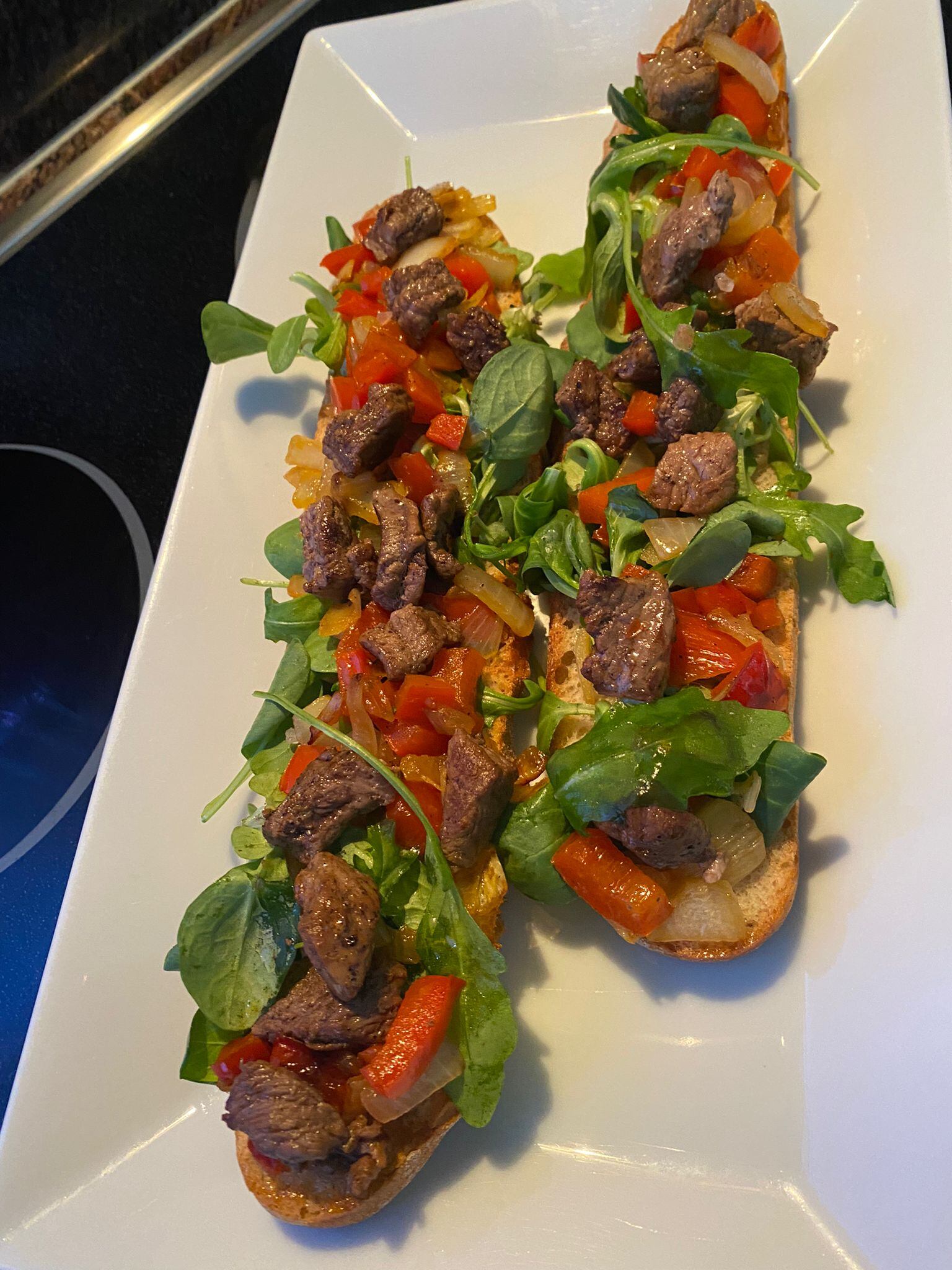 Tostas de hoja verde y ternera.