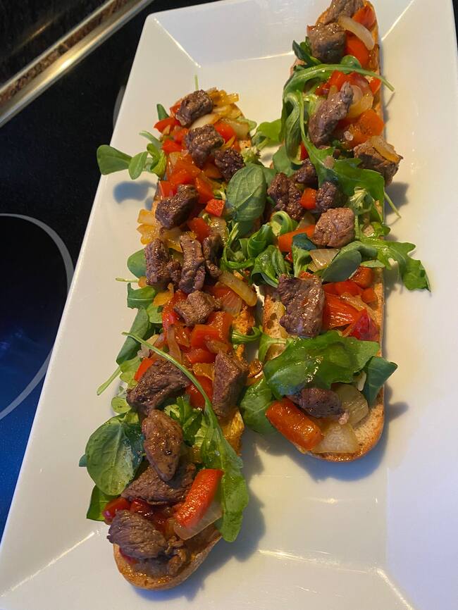 Tostas de hoja verde y ternera.