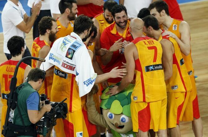 Los jugadores hacen grupo para celebrar el bronce