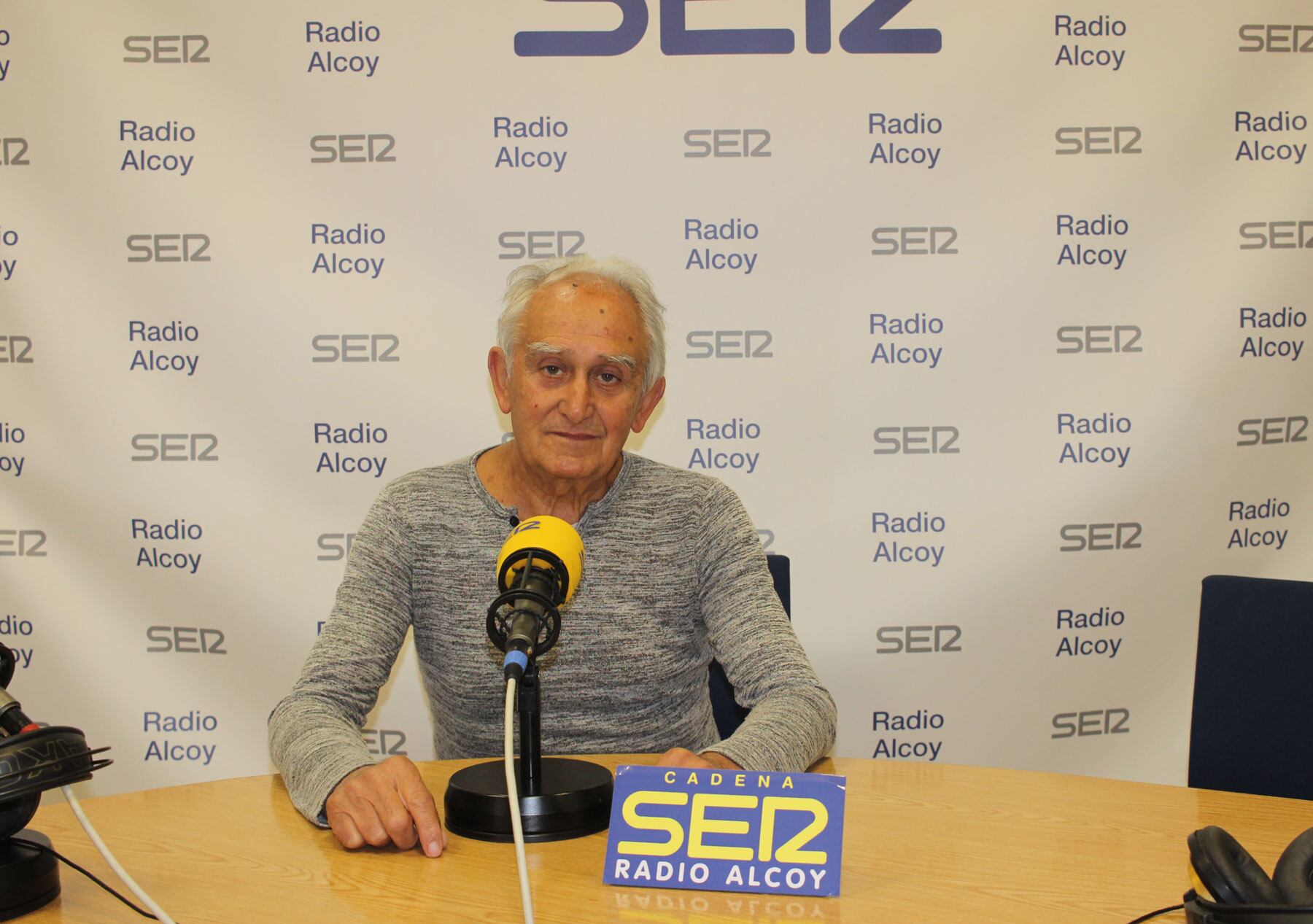 Emili Blanes, en l'estudi central de Radio Alcoy