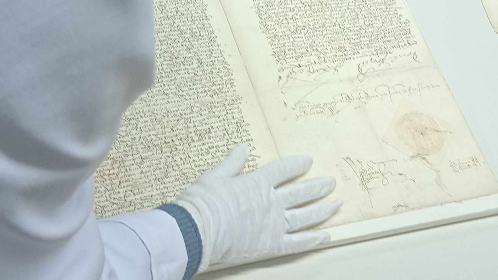 Este es el único ejemplar que se conserva del Edicto de Granada firmado por los Reyes Católicos