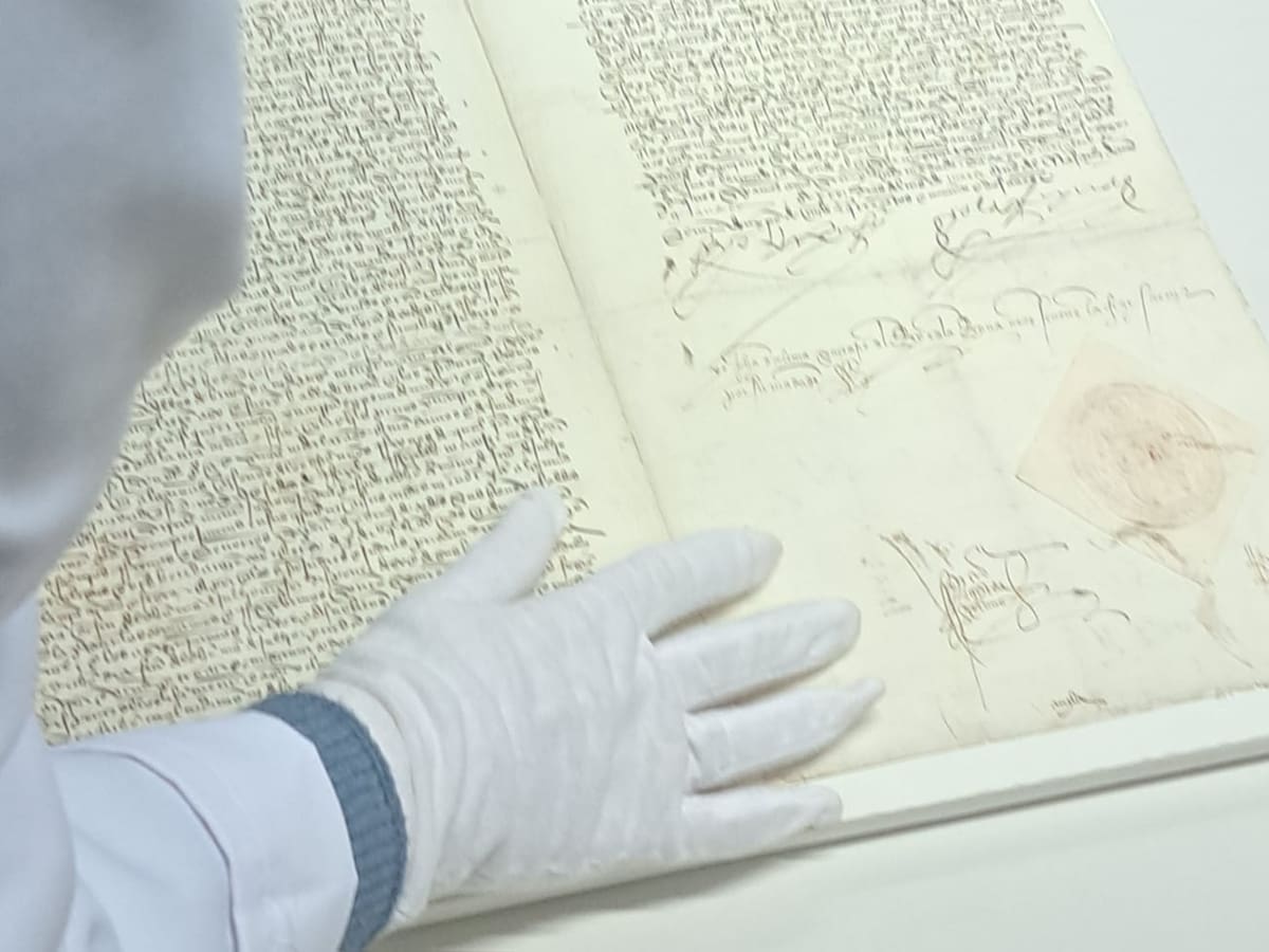 Ávila muestra el edicto de expulsión de los judíos firmado por los Reyes Católicos