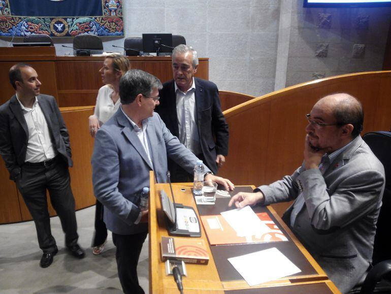 El presidente de Aragón, Javier Lambán, el consejero de Presidencia, Vicente Guillén, y el portavoz socialista, Javier Sada, antes del inicio de la sesión en las Cortes de Aragón 