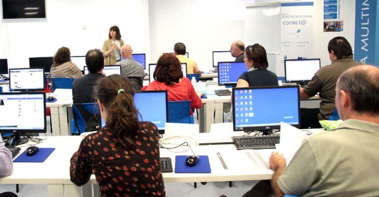 Curso de nuevas tecnologías en el centro Conect@ de Alcobendas