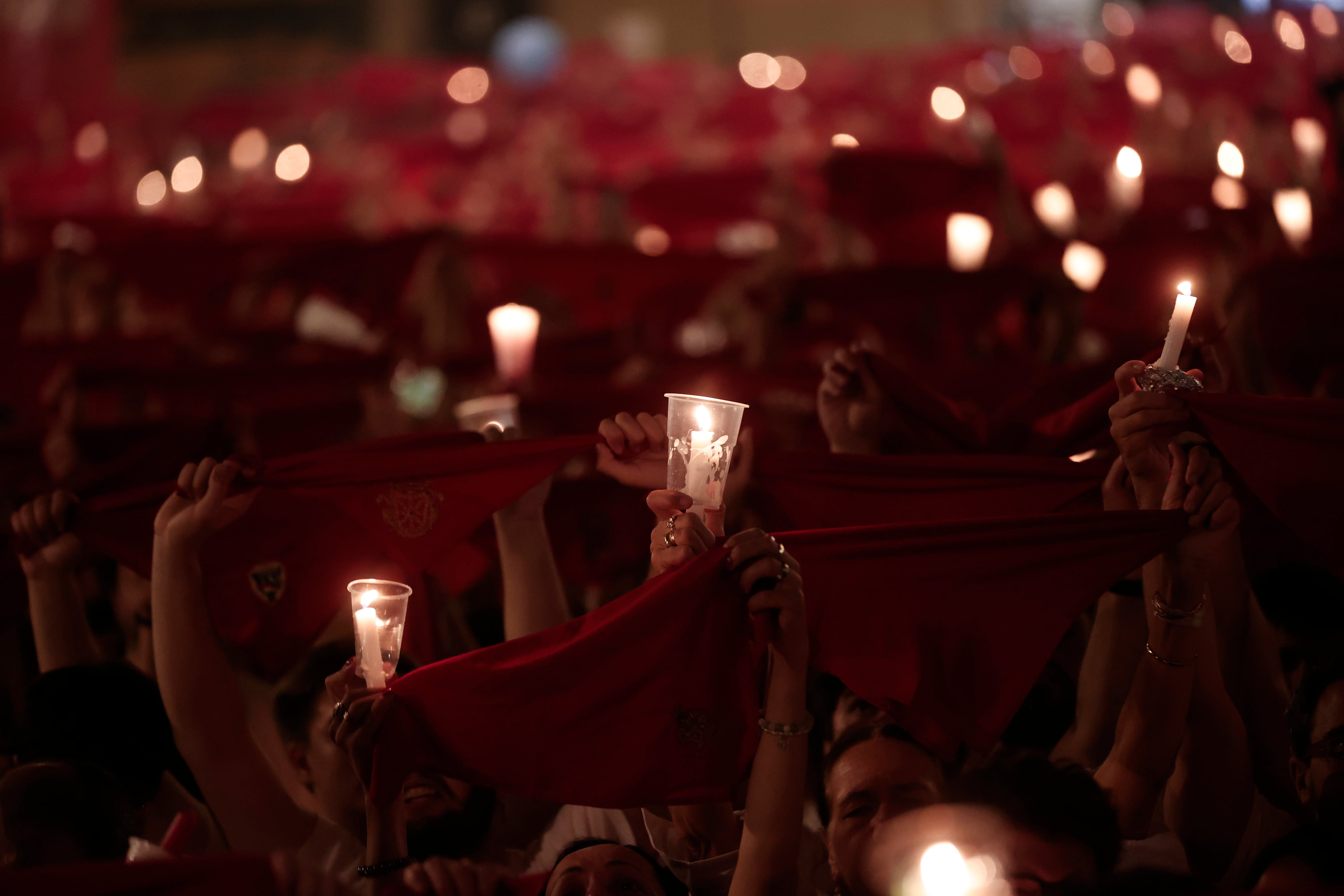 El Pobre de mí, cantado al unísono por miles de gargantas, ha dado fin esta medianoche a los Sanfermines de 2024, las mejores fiestas del mundo. EFE/ Jesús Diges