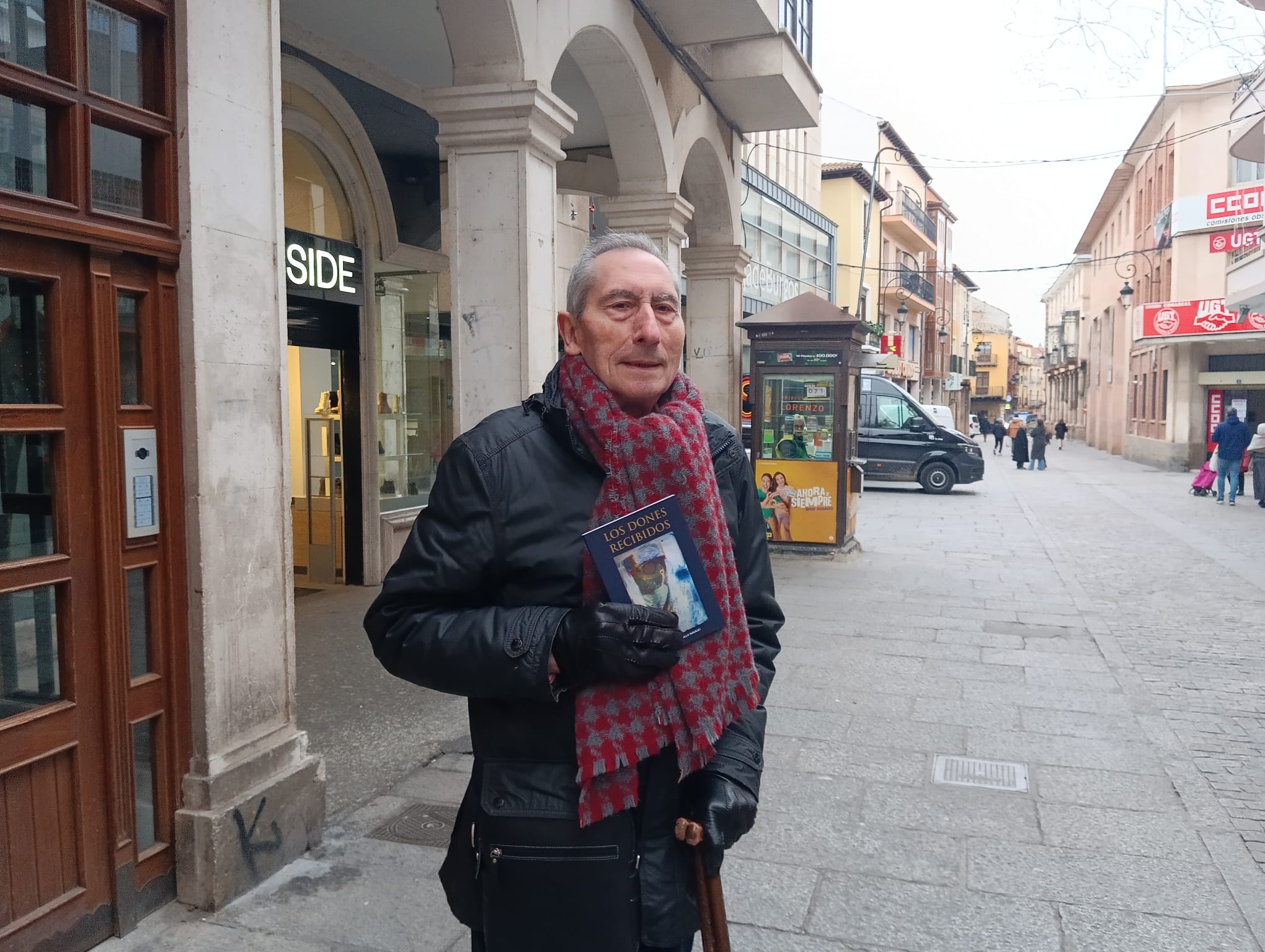 El autor con su nuevo poemario ante la Plaza del Trigo