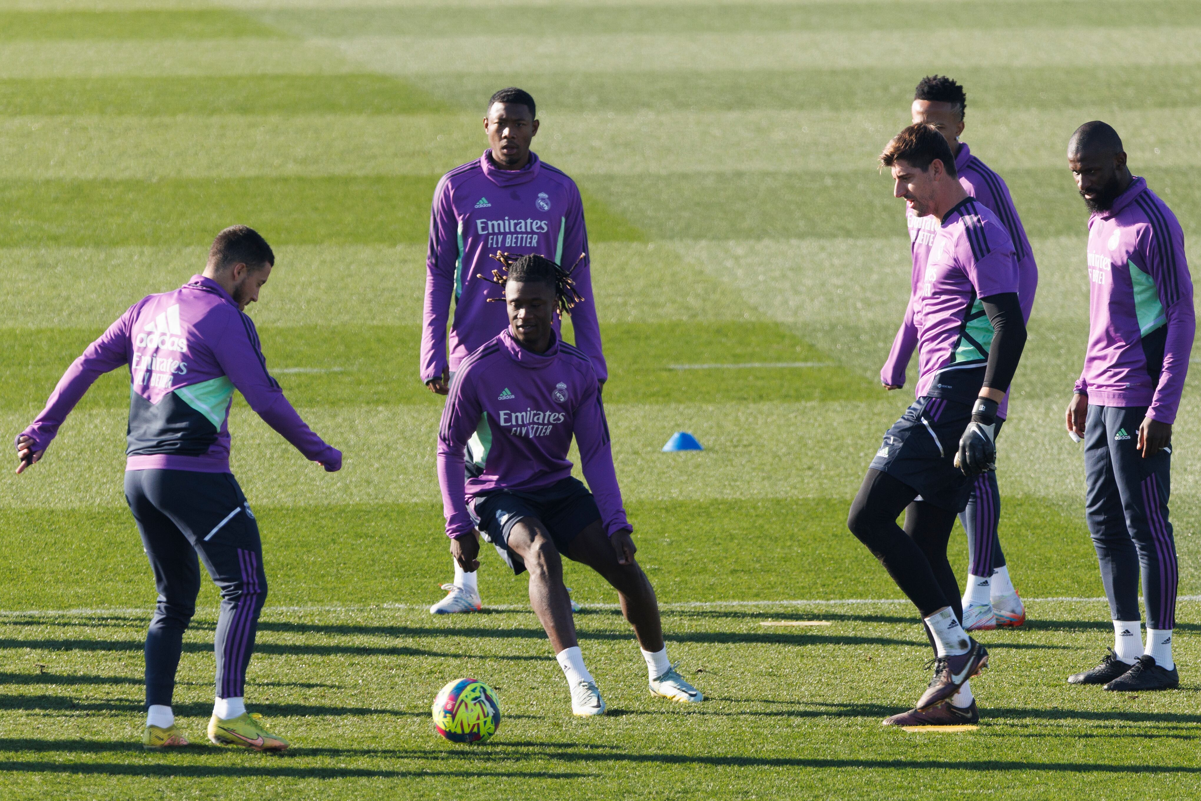 Los jugadores del Real Madrid (i-d) Eden Hazard, David Alaba, Eduardo Camavinga, Thibaut Courtois y Antonio Rüdiger participan en el entrenamiento del equipo este viernes