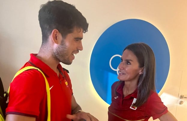 Carlos Alcaraz conversa con la reina Letizia tras su pase a semifinales.