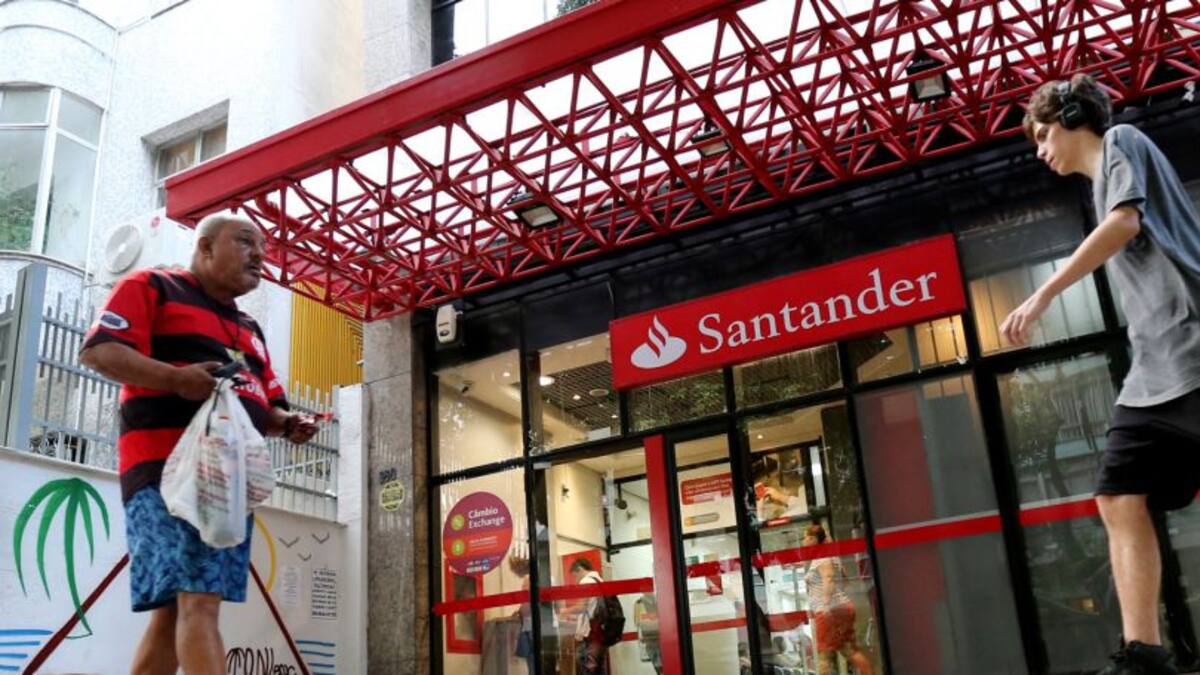 Sindicatos temen que Galicia sea de las más afectadas por el ERE del Santander