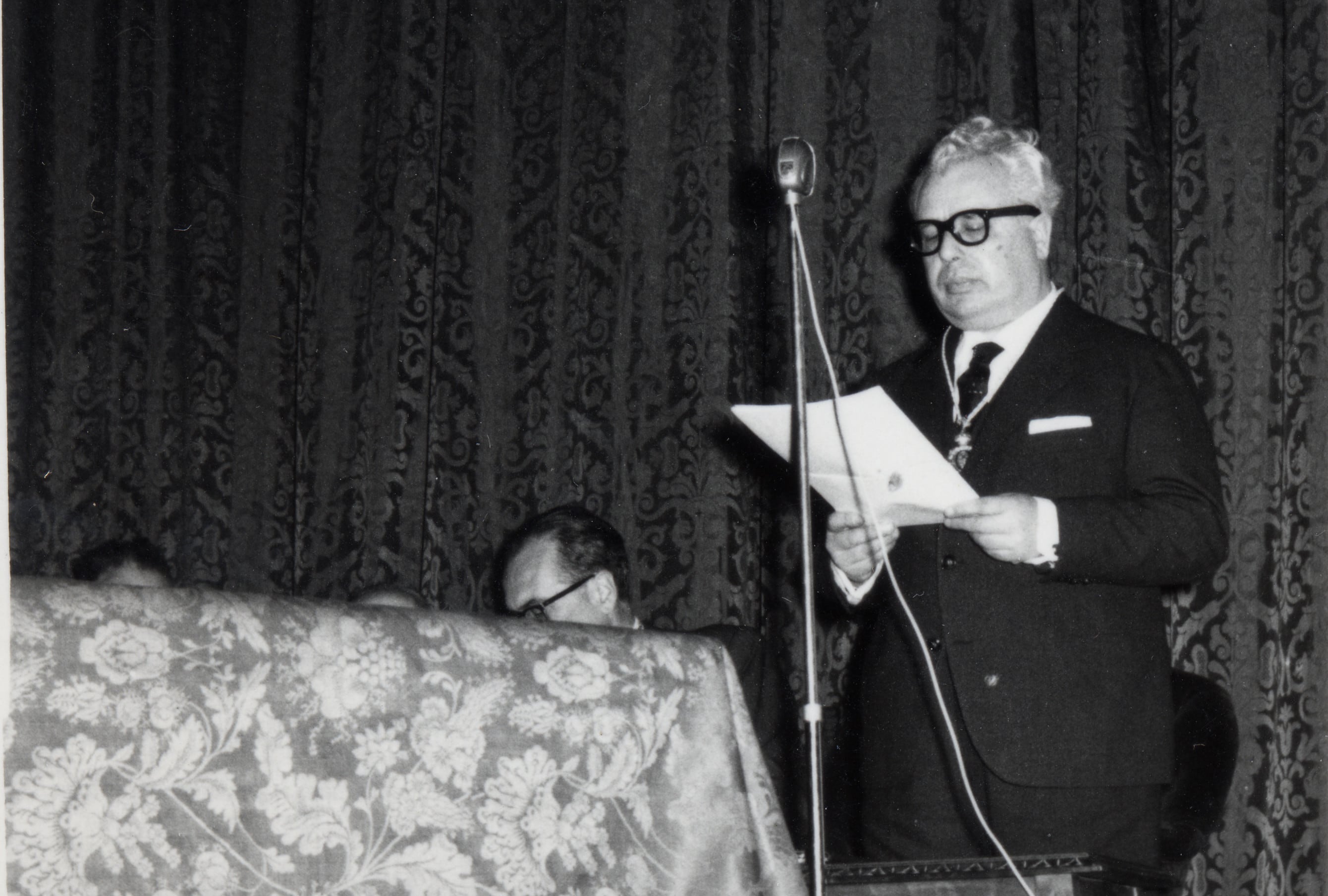 Francisco Fernández del Riego leyendo el  discurso de respuesta a Álvaro Cunqueiro en nombre de la RAG el día del ingreso del escritor mindoniense en la Academia, en un acto celebrado en el Seminario Conciliar de Mondoñedo. Año 1963. Fuente: Arquivo da Real Academia Galega