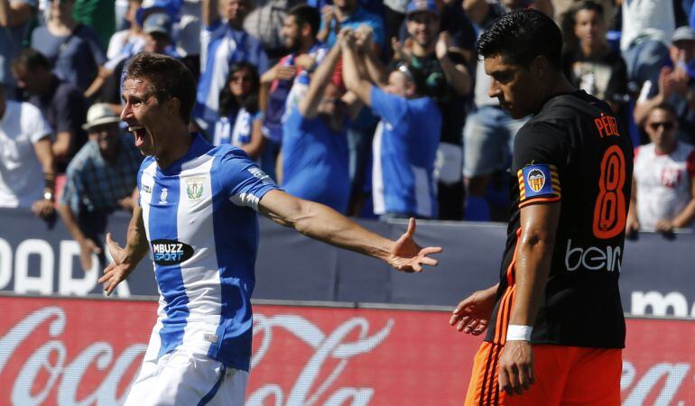 El centrocampista argentino del Leganés Alexander Szymanowski (i) celebra el gol marcado ante el Valencia durante la última jornada