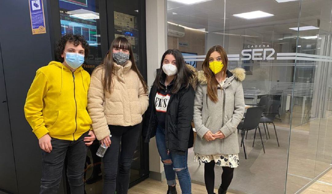 Los alumnos de La Probetta posan junto a su profesora en las instalaciones de Radio Aranda