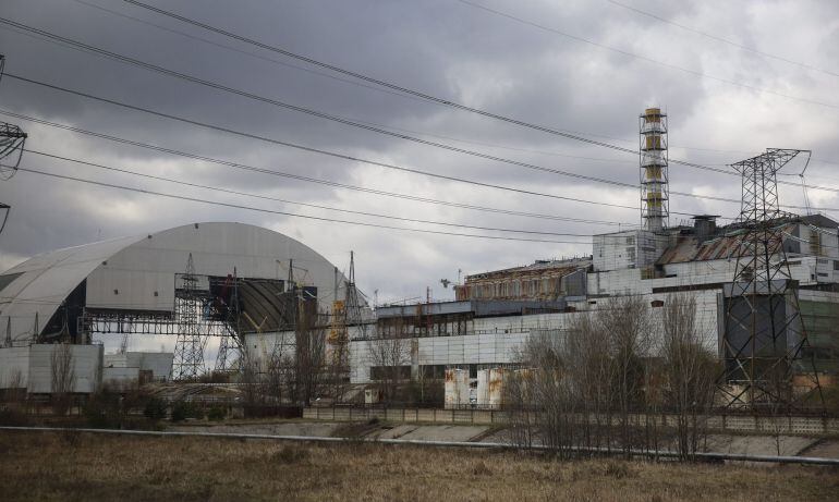 Fotografía de archivo fechada el 21 de abril de 2015 que muestra una vista general de la construcción de un sarcófago en la central nuclear de Chernóbil, Ucrania