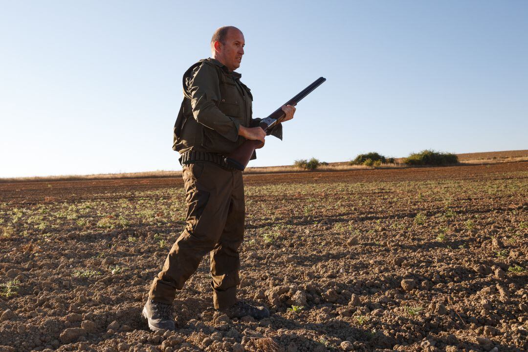 Un cazador durante una jornada cinegética