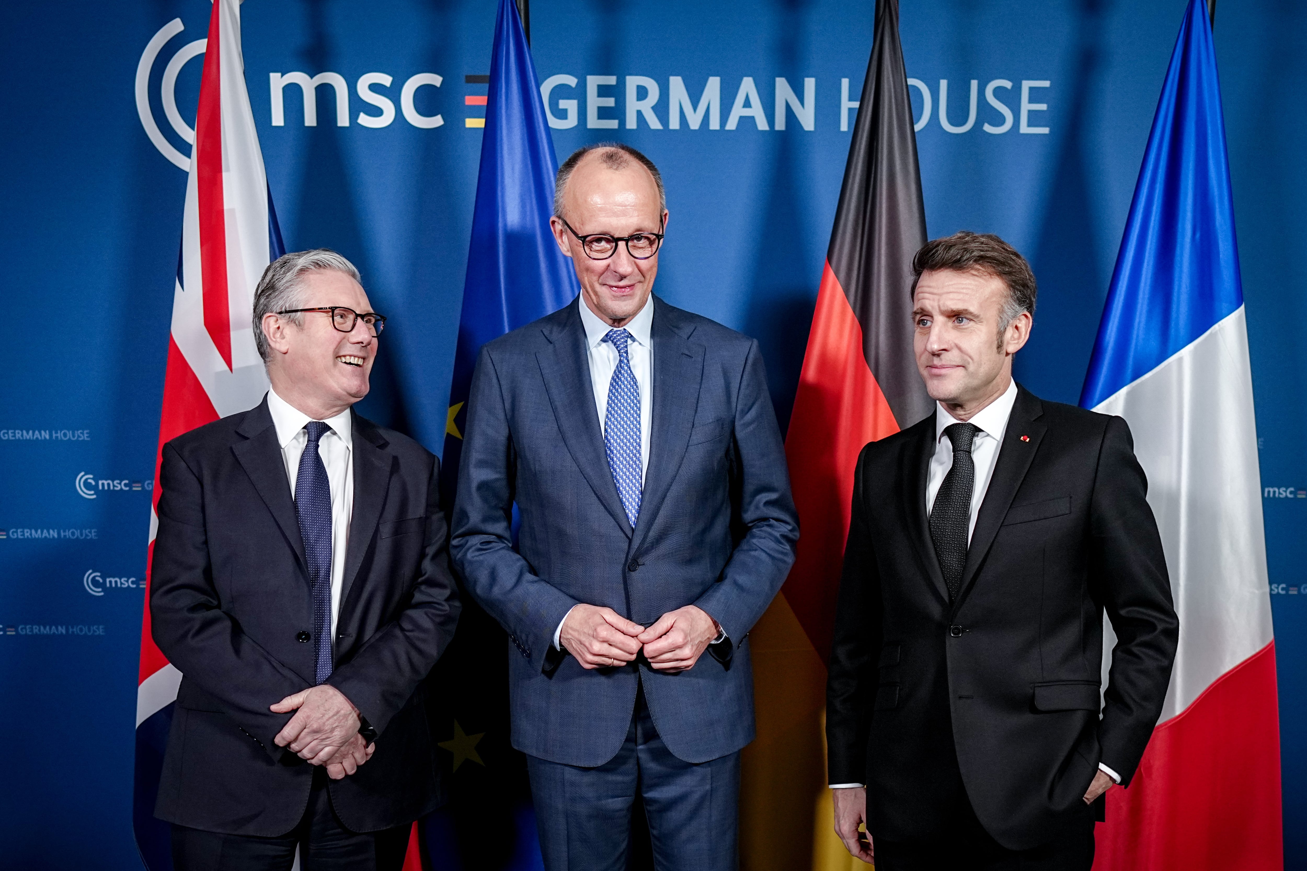 El canciller alemán Friedrich Merz (C) con el presidente francés Emmanuel Macron (D) y el primer ministro británico Keir Starmer durante una reunión en la 62.ª Conferencia de Seguridad de Múnich, celebrada el 13 de febrero de 2026 en Múnich, Alemania.