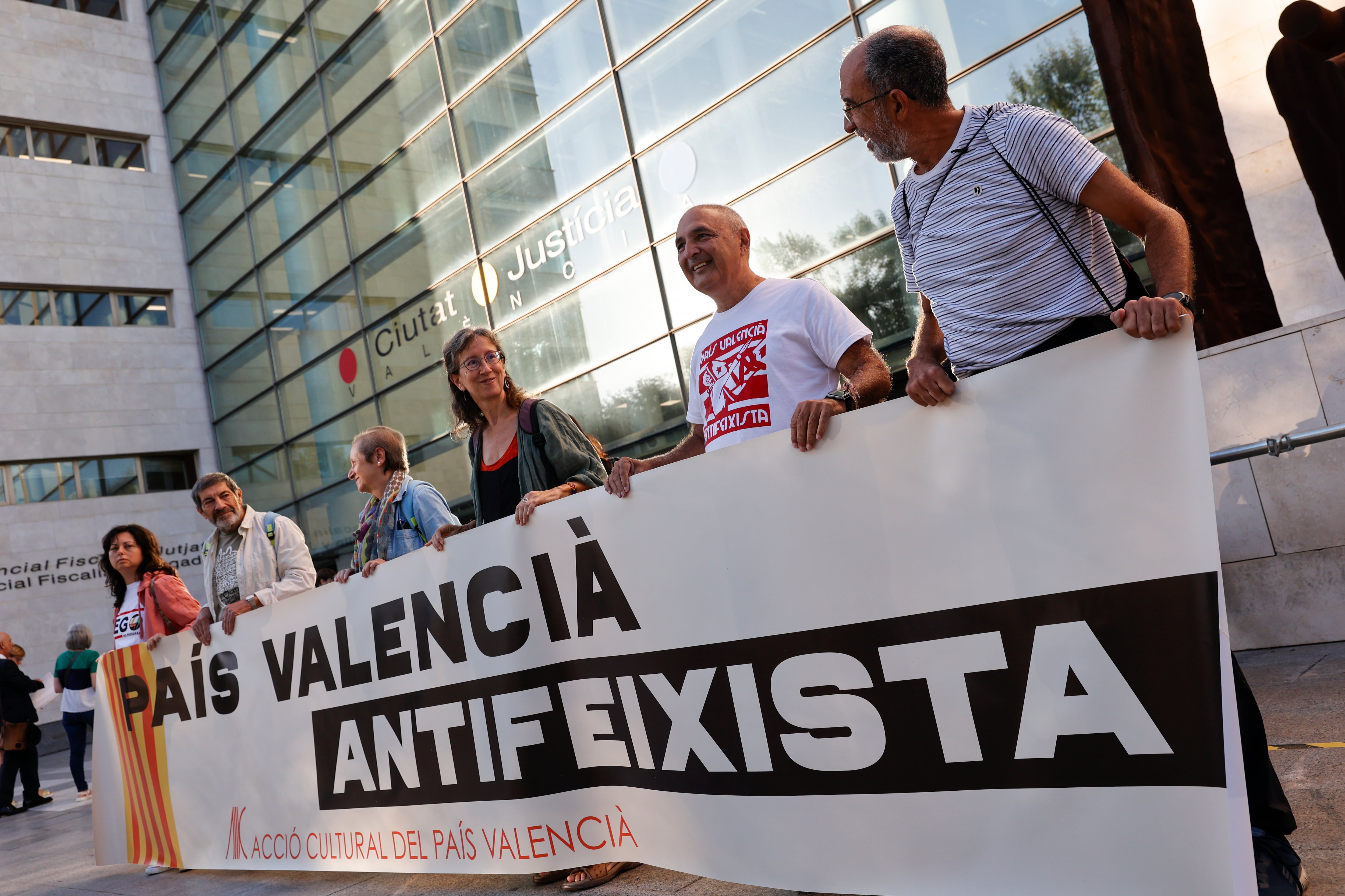 Varias personas se concentran ante la Audiencia de Valencia que inicia este lunes el juicio a los 28 ultras que agredieron a varios manifestantes en la tradicional marcha de colectivos de izquierdas del 9 d&#039;Octubre (Día de la Comunitat Valenciana) de 2017, con una vista inicial en la que se explorará la posibilidad de una conformidad de los procesados