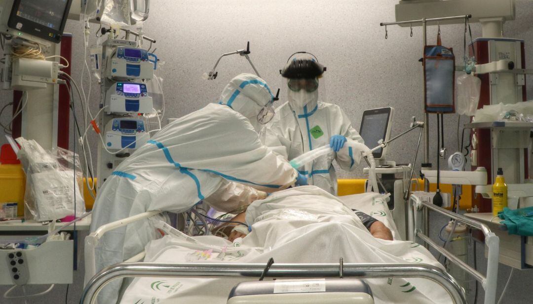 Facultativos atienden a un paciente con Covid-19 en la UCI del Hospital Reina Sofía de Córdoba.