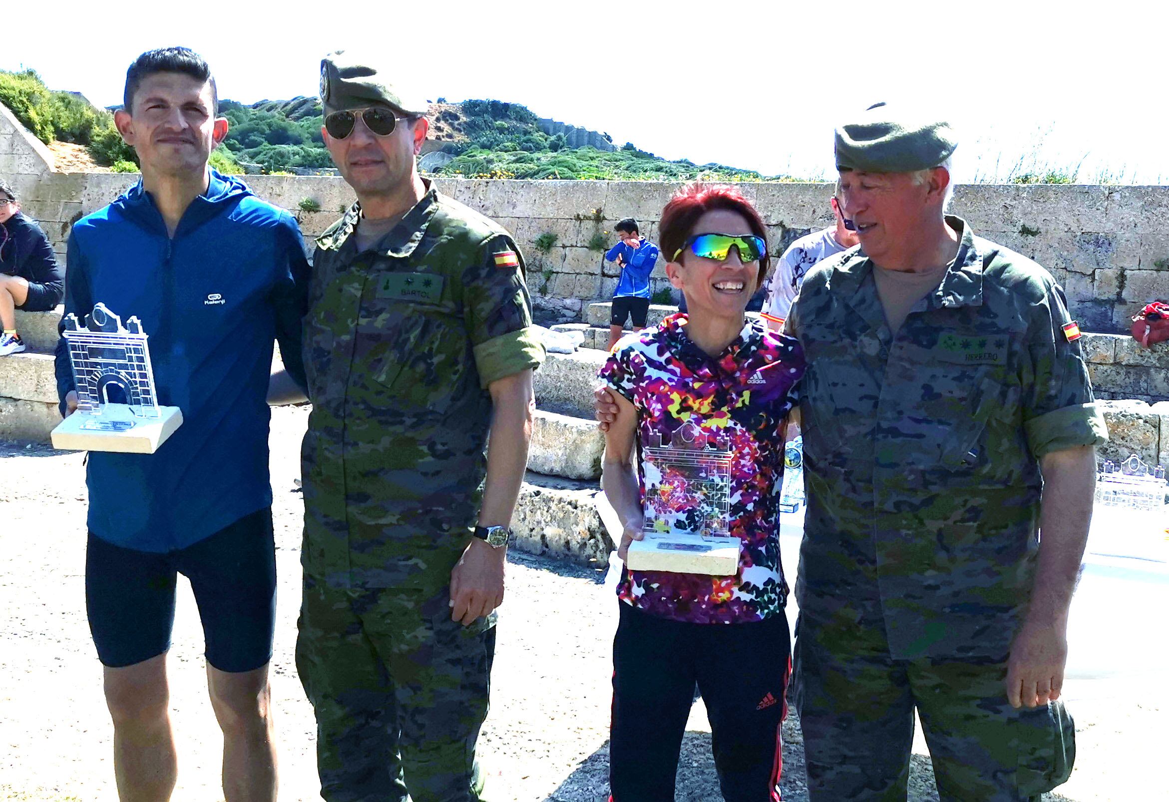 Joan Moreno amb el coronel Víctor Manuel Herreo i Maria Pallicer amb el coronel Javier Bartol.