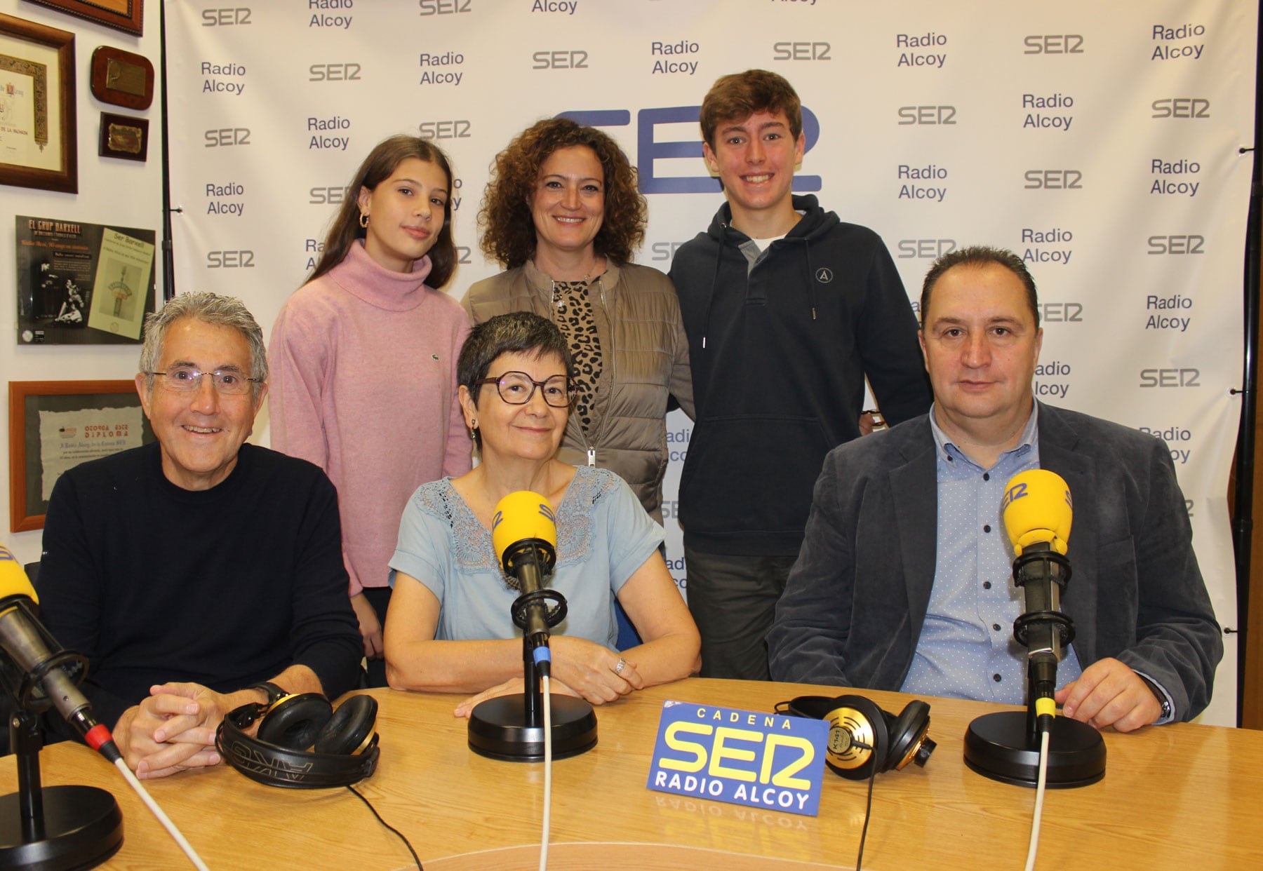 Alicia Vidal, Gemma Pérez, Mauro Pérez, Pep Jordá, Ester Vizcarra i Toni González, en l&#039;estudi central de Radio Alcoy