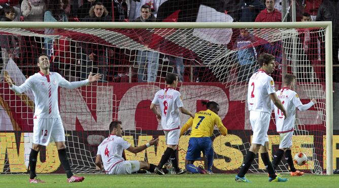 Los jugadores del Sevilla se lamentan tras el gol del jugador del Estoril Rubén Fernades.