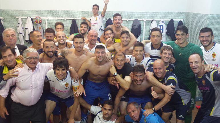 Los jugadores del Real Zaragoza celebran la victoria en el vestuario de Montilivi