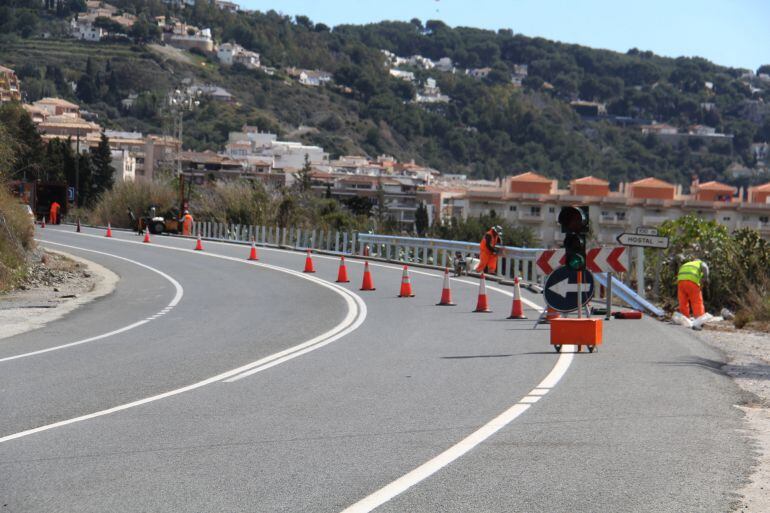 Trabajos de sustitución de guardarrailes o biondas en la carretera N_340 a su paso por Almuñécar- La Herradura