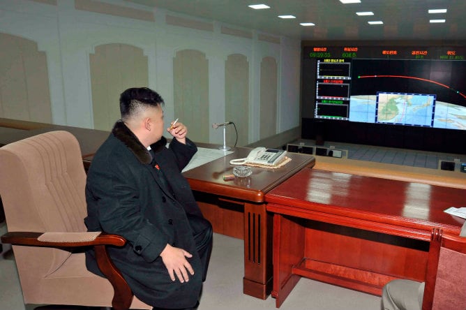 El líder norcoreano, Kim Jong-un, se fuma un cigarro en el Centro de Control de Satélites después del lanzamiento de la Unha (Vía Láctea 3)